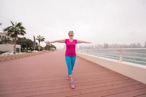 mujer joven celebrando una carrera de entrenamiento exitosa foto