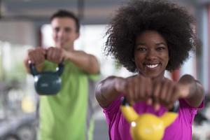 entrenamiento en pareja con pesas en el gimnasio crossfit foto