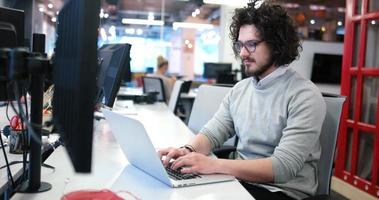 hombre de negocios que trabaja usando una computadora portátil en la oficina de inicio foto