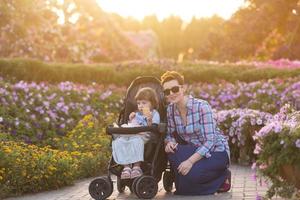 madre e hija en el jardín de flores foto