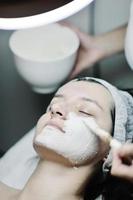 mujer con máscara facial en estudio cosmético foto