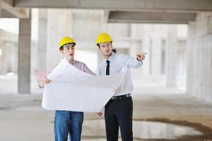 equipo de arquitectos en el sitio de construcción foto