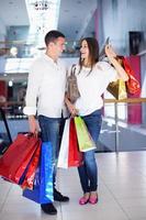 feliz pareja joven en compras foto