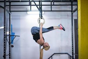 mujer trabajando en anillos de gimnasia foto