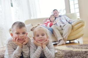 familia joven feliz en casa foto