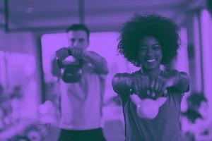 entrenamiento en pareja con pesas en el gimnasio crossfit foto