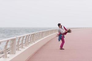 madre y niña linda en el paseo marítimo junto al mar foto