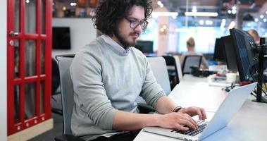 hombre de negocios que trabaja usando una computadora portátil en la oficina de inicio foto