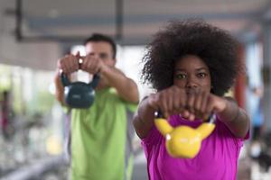 entrenamiento en pareja con pesas en el gimnasio crossfit foto