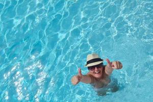 mujer feliz en la piscina foto