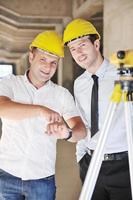 equipo de arquitectos en el sitio de construcción foto