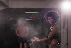 mujer negra preparándose para el entrenamiento de escalada foto