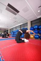 chica guapa calentando en el gimnasio foto