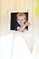 niño feliz en una ventana foto