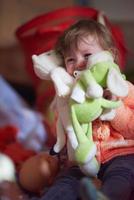 niño jugando con juguetes en casa foto