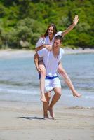 pareja feliz divertirse en la playa foto