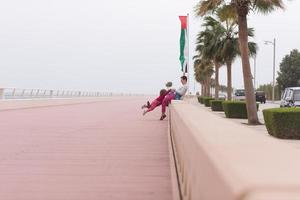 madre y niña linda en el paseo marítimo junto al mar foto