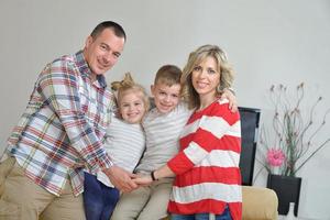 familia joven feliz en casa foto