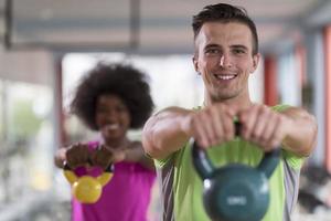 entrenamiento en pareja con pesas en el gimnasio crossfit foto