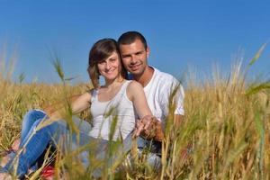 pareja feliz en campo de trigo foto