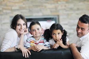 joven familia en casa foto