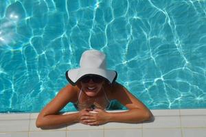 mujer feliz en la piscina foto