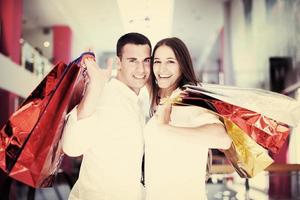 feliz pareja joven en compras foto