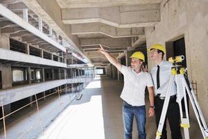 equipo de arquitectos en el sitio de construcción foto