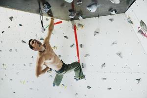 hombre escalada en roca foto