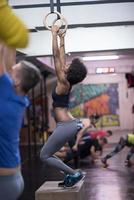 mujer negra haciendo ejercicio de inmersión foto