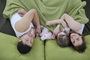 familia feliz descansando en la cama foto