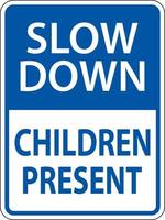Reduzca la velocidad de los niños presente signo sobre fondo blanco. vector