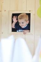 niño feliz en una ventana foto