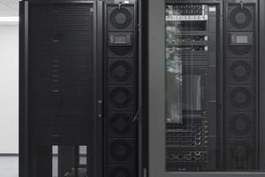 centro de datos con varias filas de racks de servidores en pleno funcionamiento. telecomunicaciones modernas, computación en la nube, inteligencia artificial, base de datos, concepto de tecnología de supercomputadoras. foto