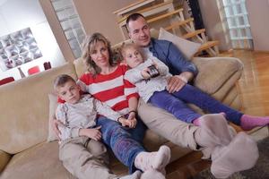 familia joven feliz en casa foto