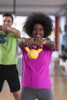 entrenamiento en pareja con pesas en el gimnasio crossfit foto