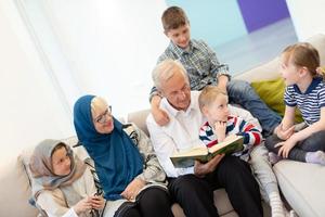 abuelos musulmanes modernos con nietos leyendo el Corán foto