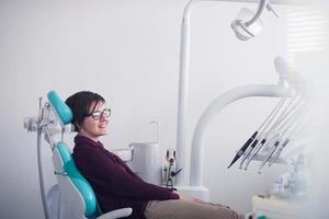 mujer paciente en el dentista foto