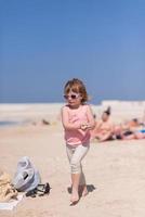 niña en la playa foto