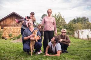 retrato de familia feliz en la granja foto