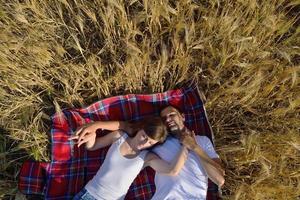 pareja feliz en campo de trigo foto