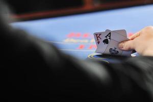 mujer juega al juego de cartas black jack en el casino foto