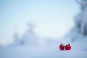 bola de navidad en la nieve foto