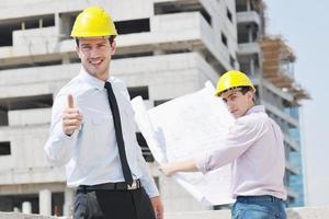 equipo de arquitectos en el sitio de construcción foto