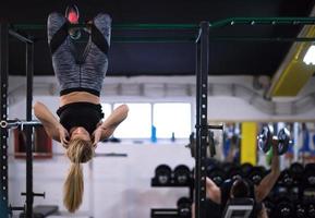 mujer haciendo ejercicios abdominales foto