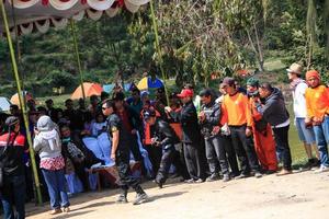 dieng, indonesia - 1 de agosto de 2015. festival cultural de dieng, los turistas siguen la procesión de rastas durante el evento del festival cultural de dieng en dieng, distrito de banjarnegara, java central foto