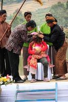 dieng, indonesia - 1 de agosto de 2015. festival cultural de dieng, los turistas siguen la procesión de rastas durante el evento del festival cultural de dieng en dieng, distrito de banjarnegara, java central foto