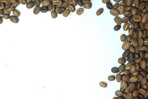 el marco de los granos de café tostados aislados en blanco puede usarse como fondo o textura foto