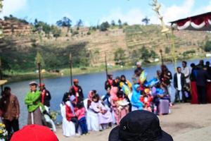 dieng, indonesia - 1 de agosto de 2015. festival cultural de dieng, los turistas siguen la procesión de rastas durante el evento del festival cultural de dieng en dieng, distrito de banjarnegara, java central foto