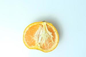 naranja indonesia fresca aislada sobre fondo blanco foto